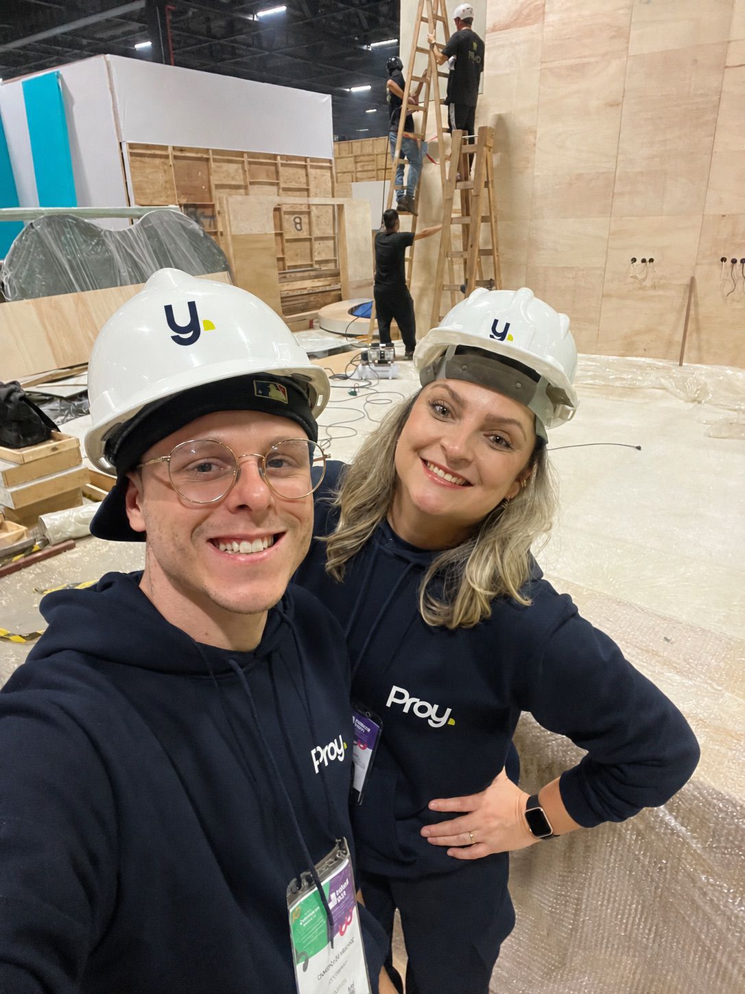 Cândido e Michelle, arquitetos da Proy, durante a montagem de um estande