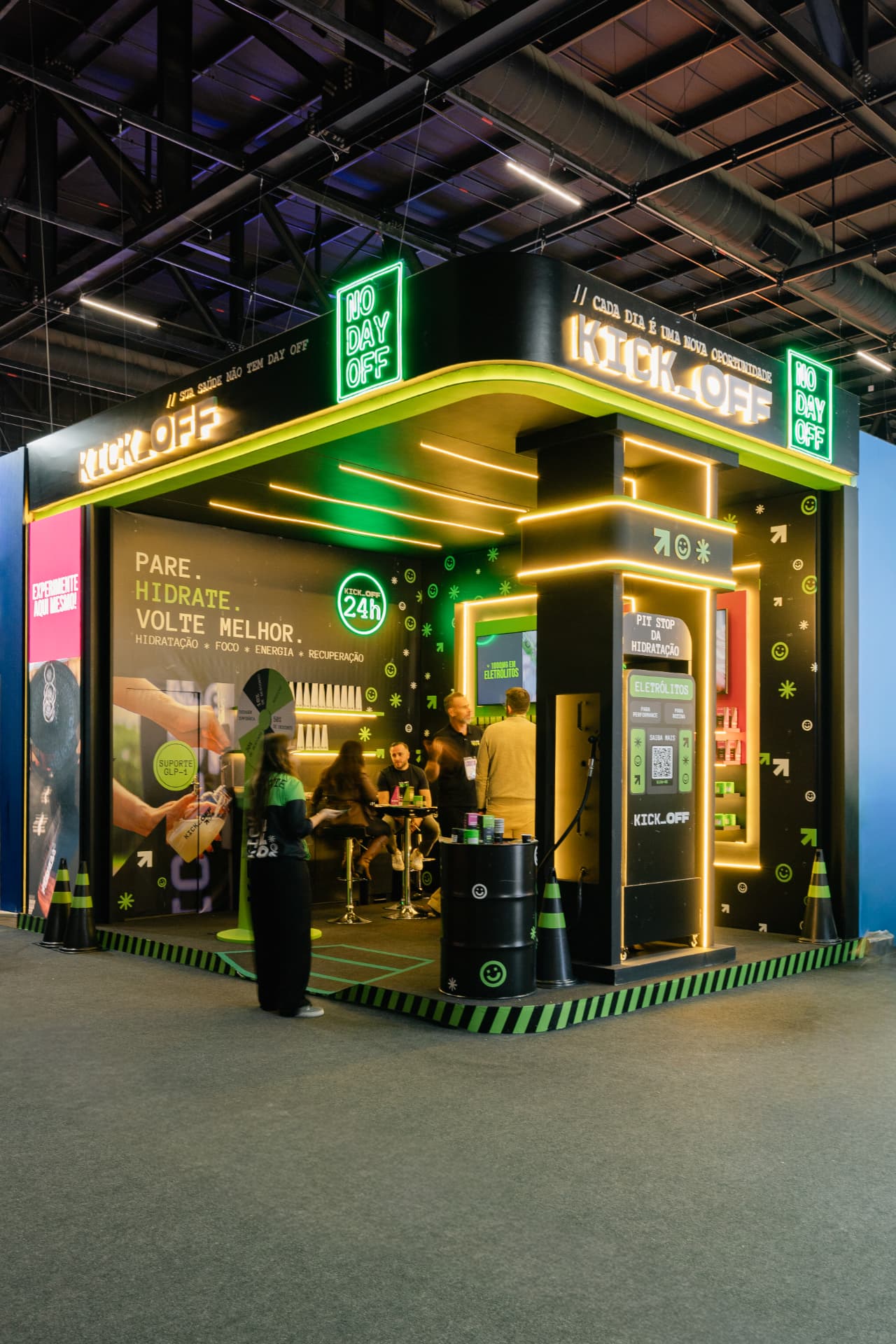 Estande KICK_OFF com letreiros em neon verde