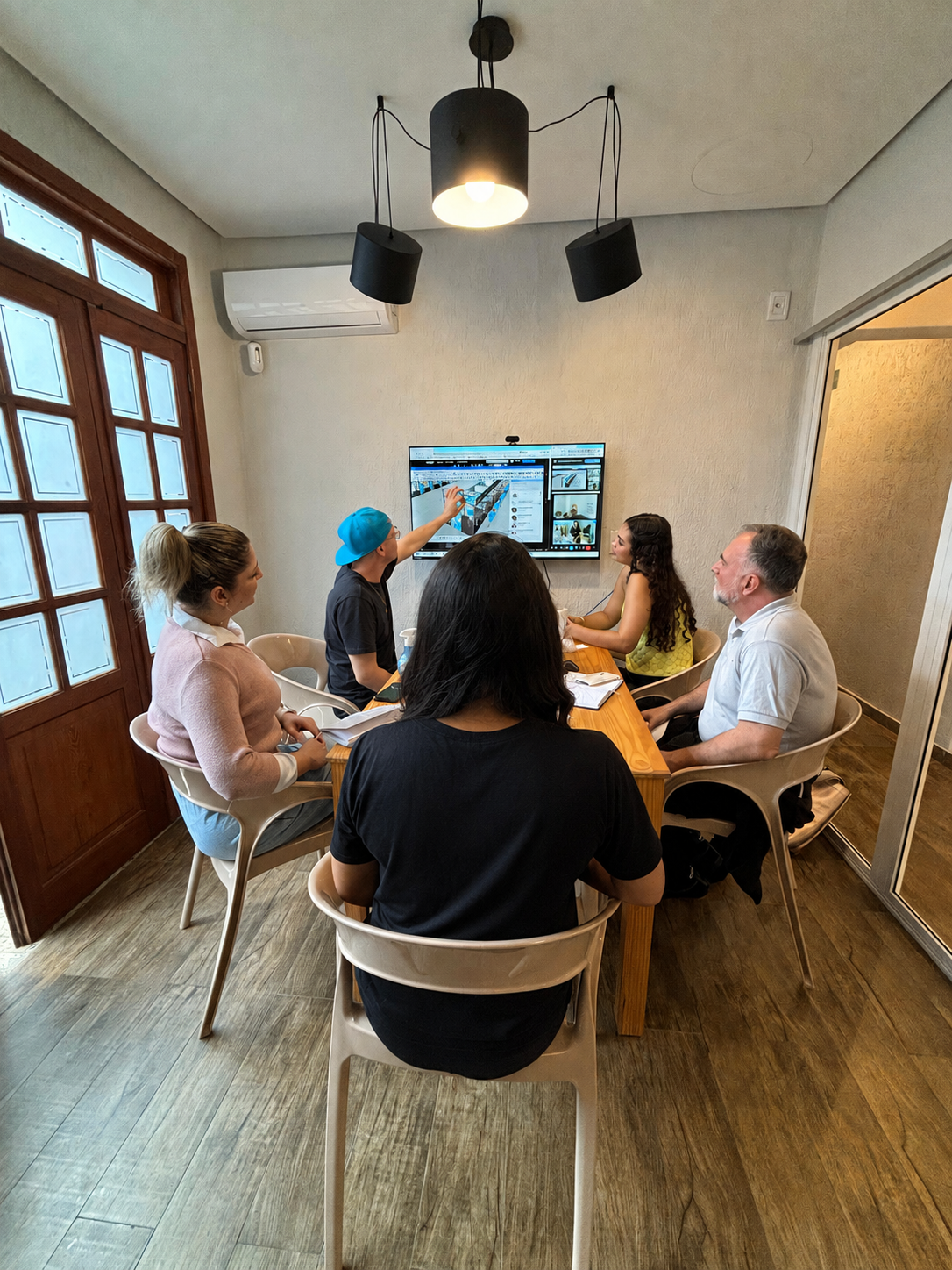 Reunião de equipe Proy em sala de reunião