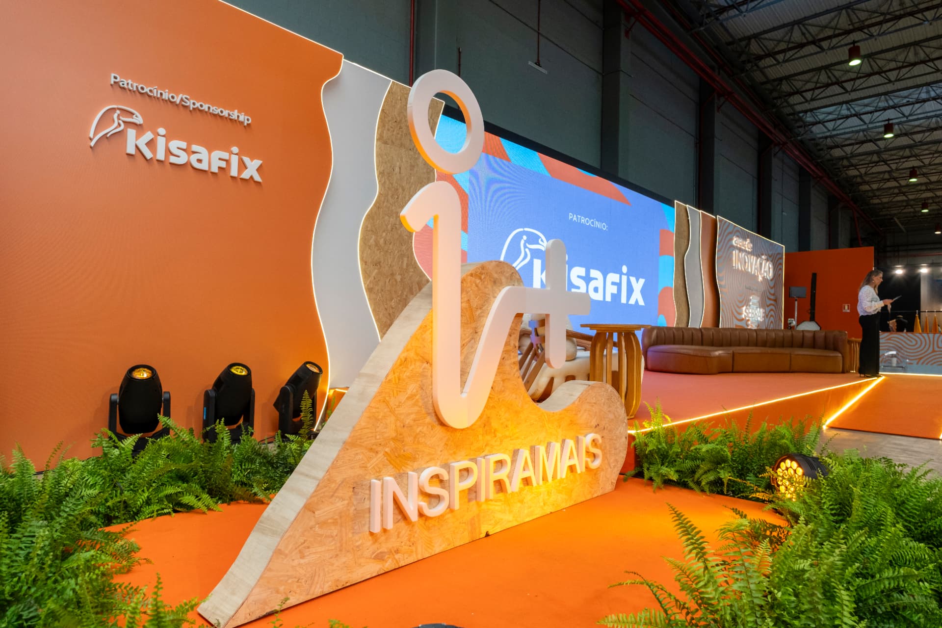 Letreiro escultural i+ InspiraMais com painel de patrocínio Kisafix